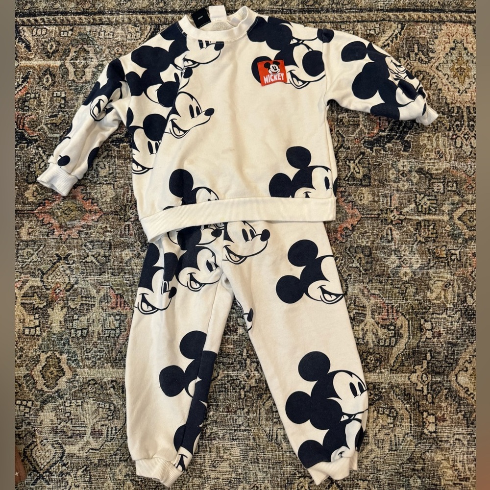 Zara Disney Mickey Mouse White and Black Sweatshirt and Pants Set